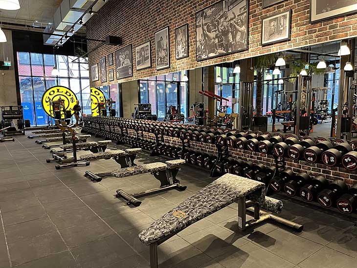 Gold's Gym München im Stadtquartier "Die Macherei": Die wohl größte Free-Weights Area der Stadt mit Kurzhanteln bis zu 100kg (©Foto: Martin Schmitz)(